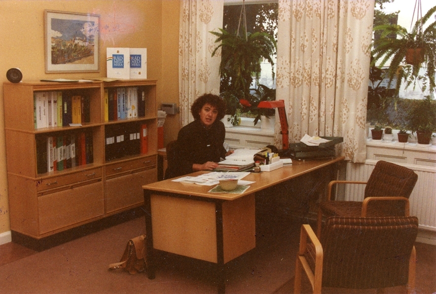 Postmästare Lis Thögersen vid sitt skrivbord.