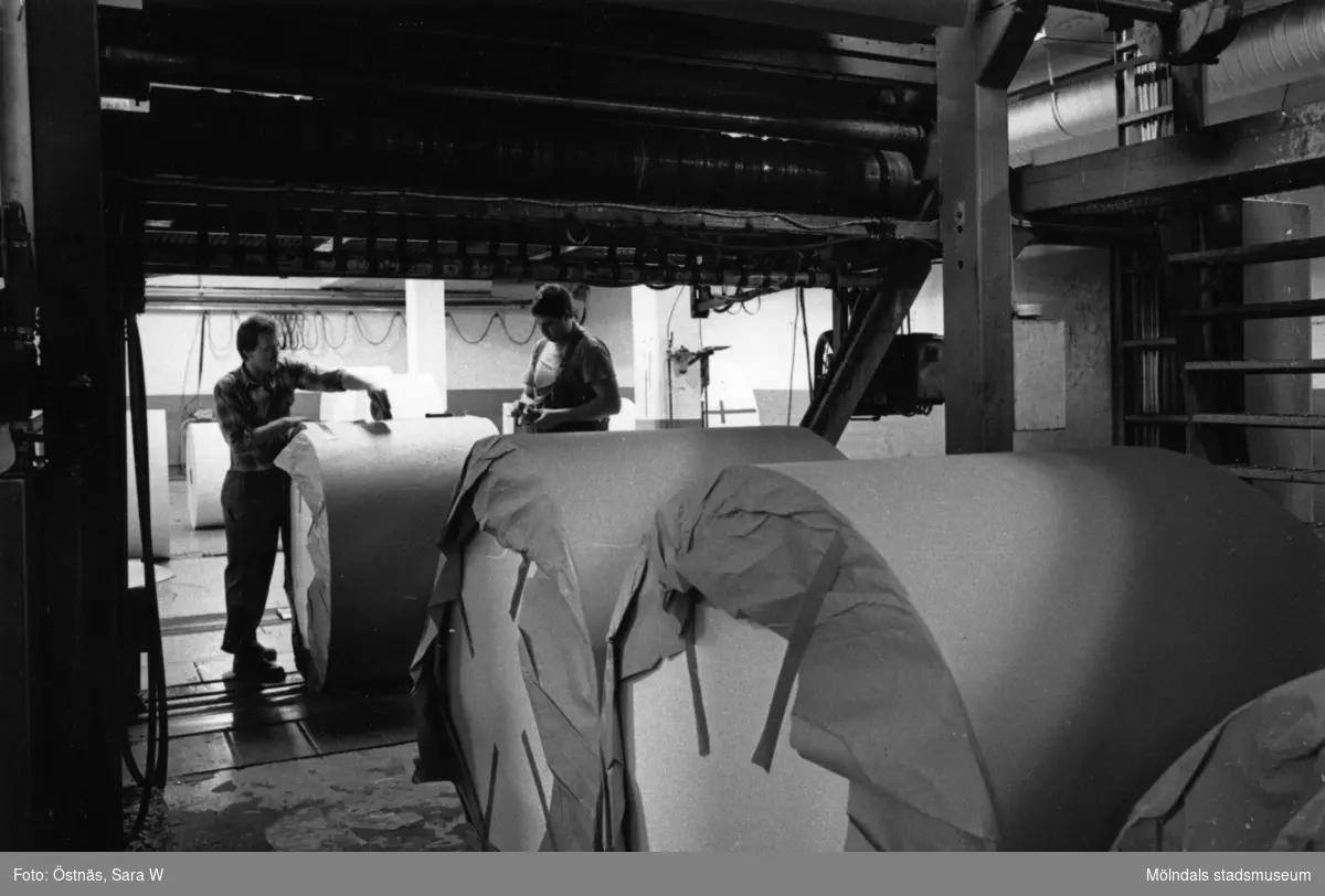Lennart Landh och Stefan Roslund rullpaketerar kartongrullar på pappersbruket Papyrus i Mölndal, år 1990. Byggnad 6.