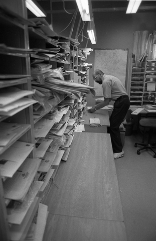 En posttjänsteman sorterar post inne i sorteringsdelen på en
postanstalt. Tillhör en dokumentation av en lantbrevbärare i trakten
av Valdermarsvik av fotograf Ove Kaneberg.