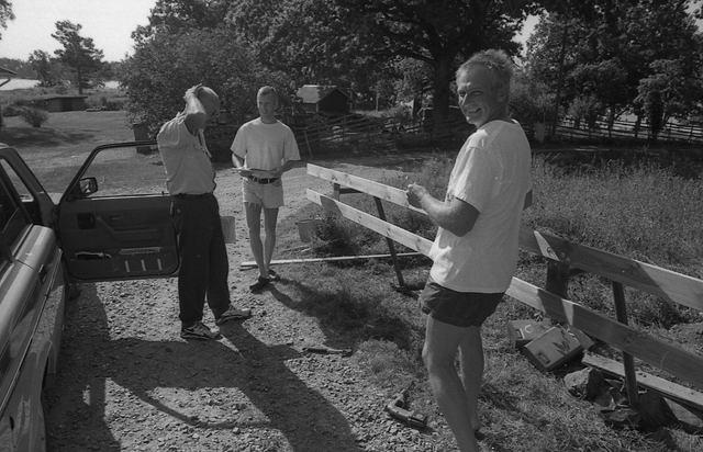 Lantbrevbärare Reinhold Andersson med kunder vid liggande
postlådor. Tillhör en dokumentation av en lantbrevbärare i trakten av
Valdermarsvik av fotograf Ove Kaneberg.