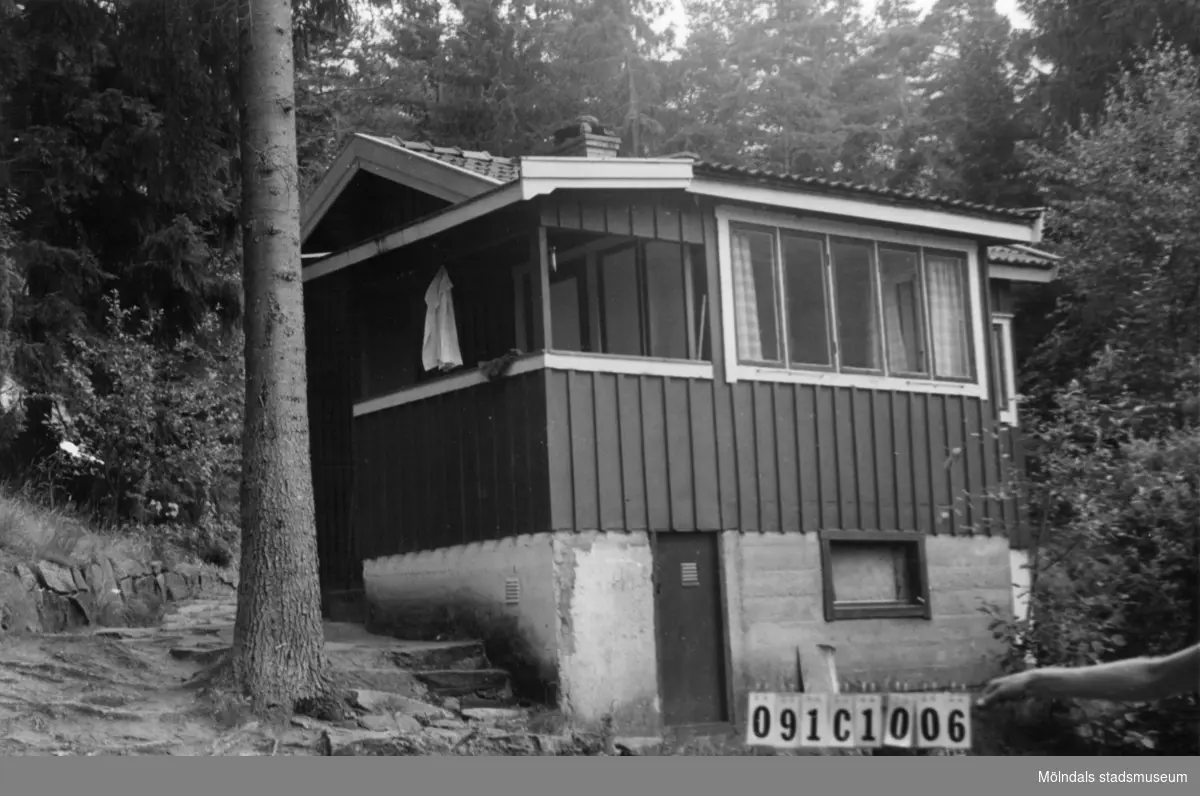 Byggnadsinventering i Lindome 1968. Skår 1:17.
Hus nr: 091C1006.
Benämning: fritidshus.
Kvalitet: god.
Material: trä.
Tillfartsväg: framkomlig.
Renhållning: soptömning.