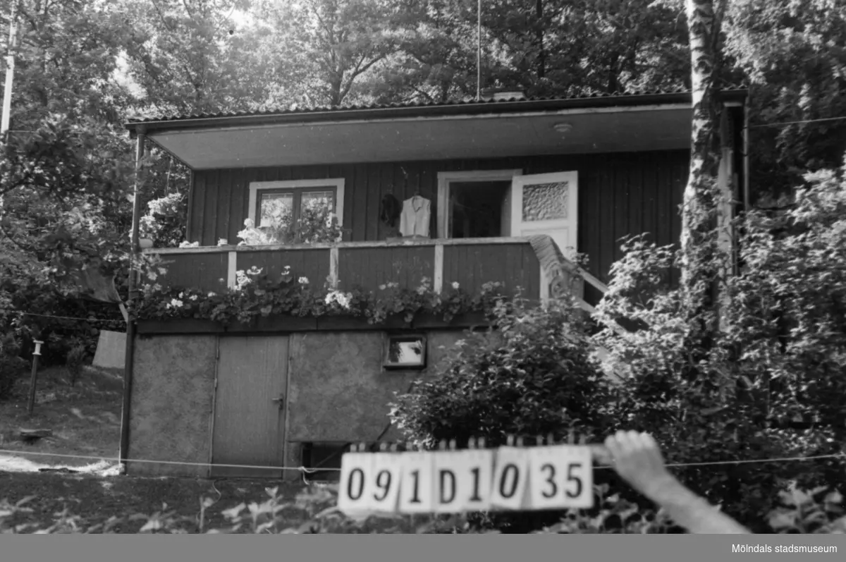 Byggnadsinventering i Lindome 1968. Skräppholmen 2:12.
Hus nr: 091D1035.
Benämning: fritidshus.
Kvalitet: mindre god.
Material: trä.
Tillfartsväg: framkomlig.
Renhållning: soptömning.