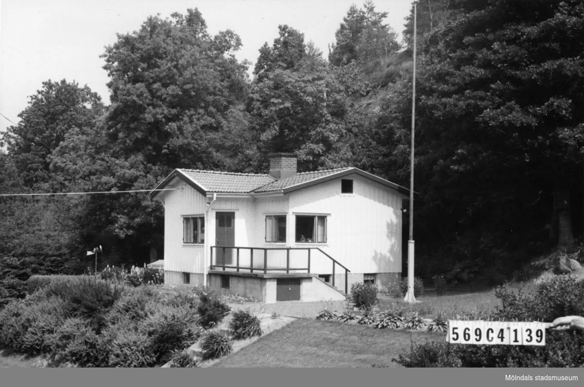 Byggnadsinventering i Lindome 1968. Gårda 2:32.
Hus nr: 569C4039.
Benämning: fritidshus.
Kvalitet: god.
Material: trä.
Tillfartsväg: framkomlig.
Renhållning: soptömning.