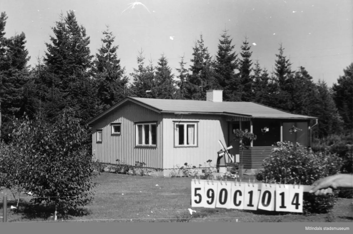 Byggnadsinventering i Lindome 1968. Hällesåker 3:75.
Hus nr: 590C1014.
Benämning: fritidshus.
Kvalitet: god.
Material: trä.
Tillfartsväg: framkomlig.
Renhållning: soptömning.