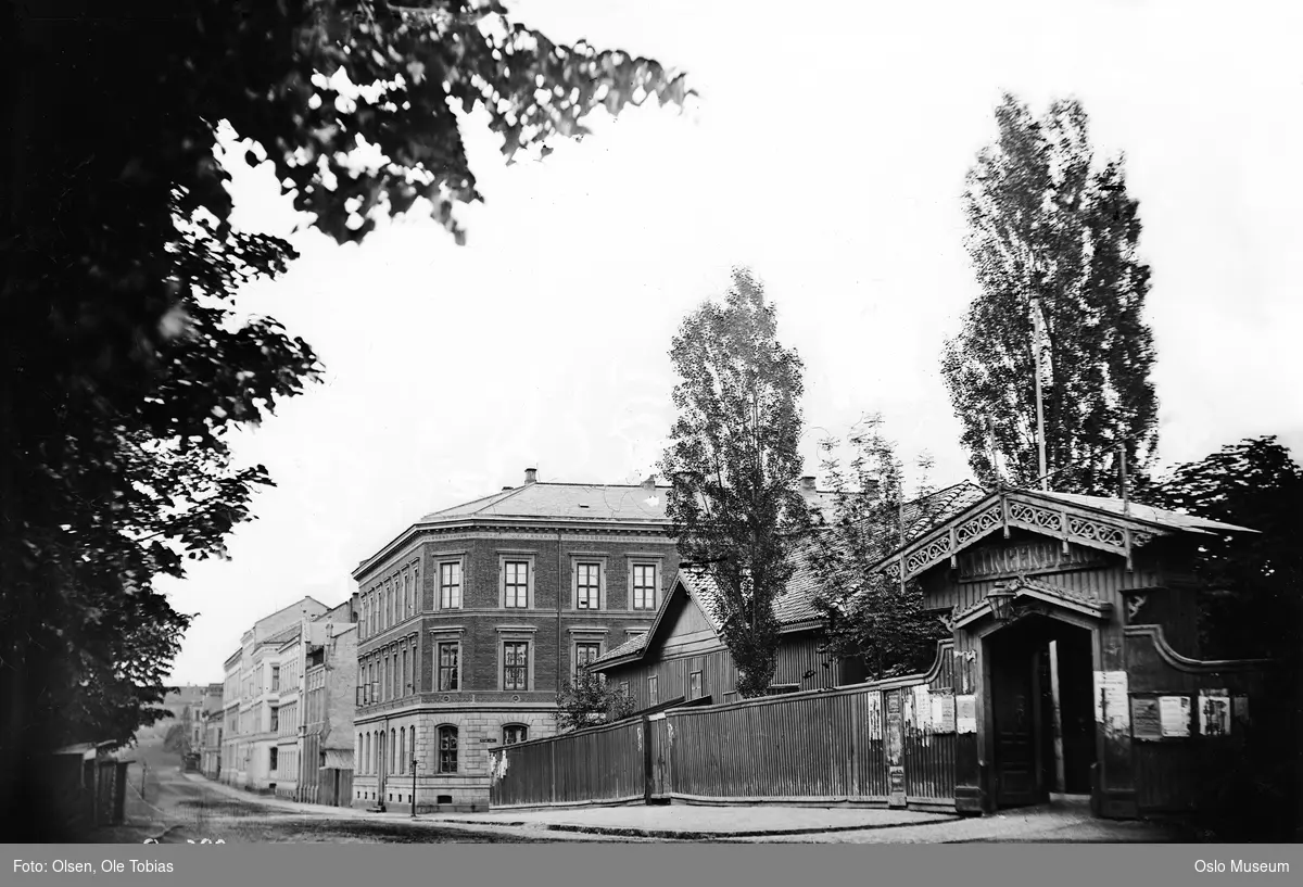 gateløp, bygårder, Klingenberg (senere Tivoli), port, hovedinngang, hestekjøretøy, mennesker, Stortingsbygningen