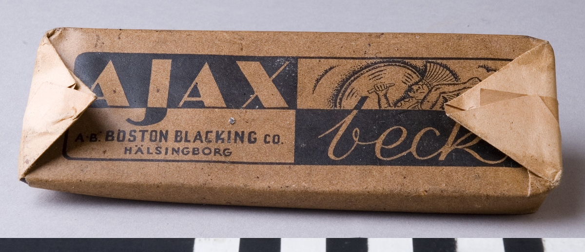 Beck, i rektangulär form, förpackad i naturfärgat papper med tryck i svart med texten: "AJAX BECK" samt "BOSTOCN BLACKING CO. HÄLSINGBORG".