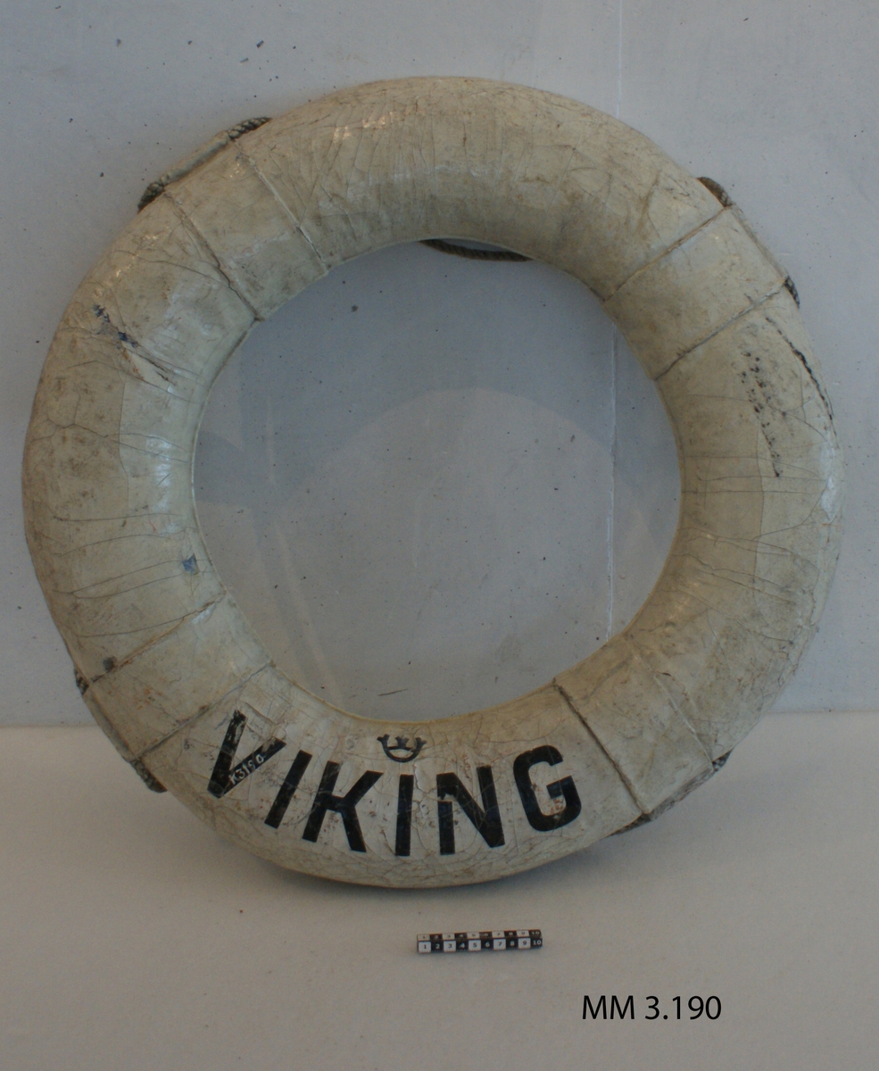 Frälsarkrans, livboj av väv och kork, vitmålad. Märkt i svart färg: Viking och kronstämpel.