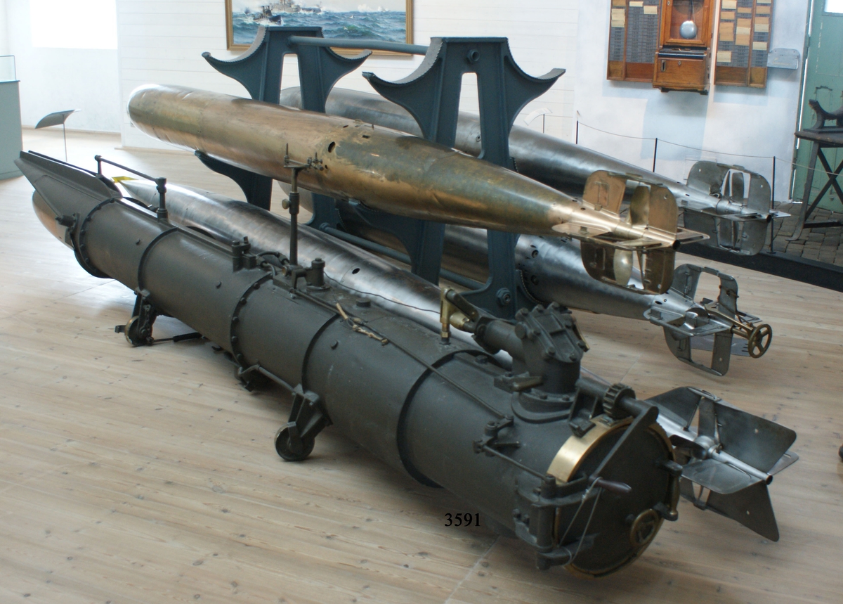 Däckstorpedtub m/93 för 38 cm torped. Nr 207. Har tillhört torpedbåten Meteor, Nr 28.