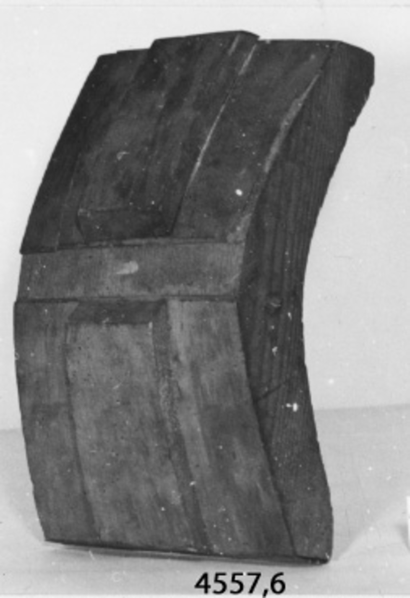Fartygsmodell, bestående av förstäv av trä, omålad. På sidorna av stäven är förskeppet försett med band och klätt med skivor av trä, utgörande bordläggning.
Tillverkad under 1800-talets första hälft.