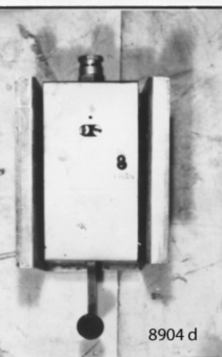 Telegraferingsnyckel med strömbrytare, omsluten av kåpa av plåt.