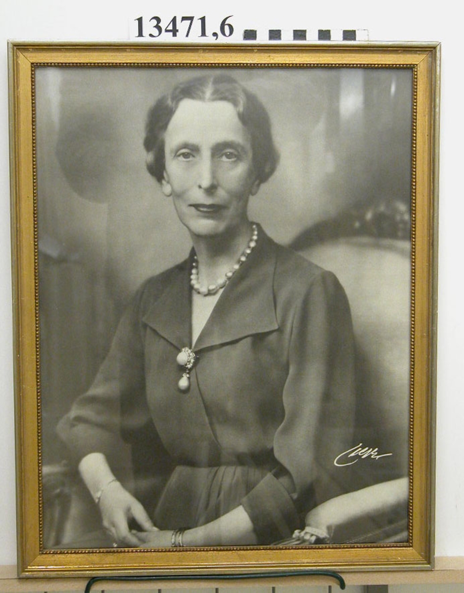 Fotografi inom glas och förgylld ram. 6 st. Porträtt av H M Drottning Louise.