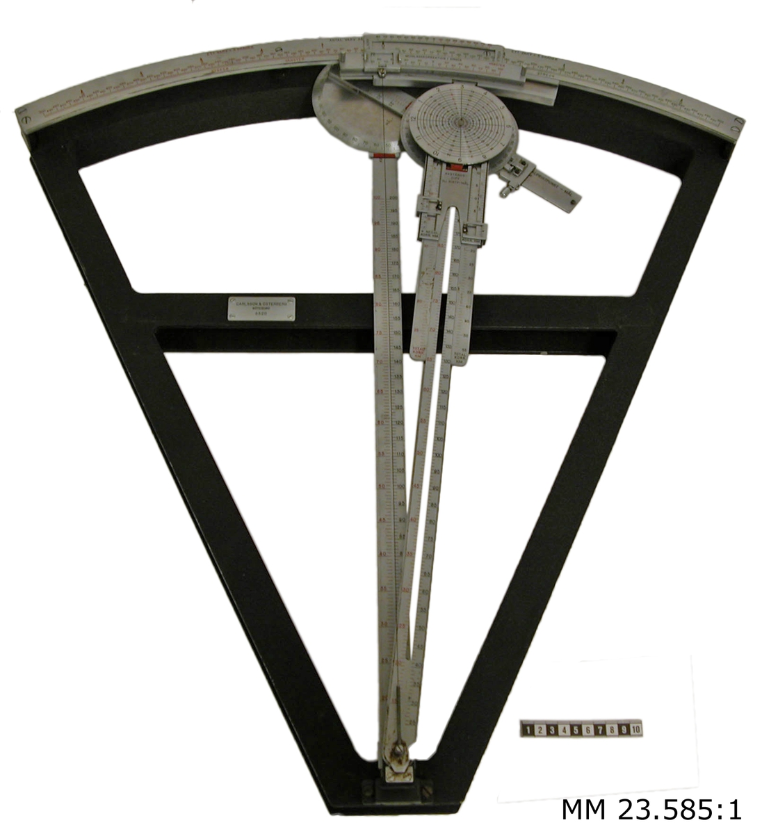 Räkneinstrument m/45 består av en triangelformad stomme. Hela instrumentet är av metall. På den bågformade kortsidan är en korrektionsbåge fäst, denna är graderad i 5 grader på vänster (rödmärkt) respektive höger (grönmärkt) sida. Från den triangelformade stommens spets utgår två armar: den fasta riktpunktsarmen och den vridbara målarmen. På riktpunktsarmen går en löpare på vilken målvinkelskivan är vridbart fäst. Löparens ena ände utgör index för skalan på riktpunktsarmen. På målarmen löper en glidhylsa på vilken korrektionsskivan är vridbart fäst. Glidhylsans ena ände tjänstgör som index för skalan på målarmen. Korrektionsskivan består av två plattor, den ena uppgraderad i timmar och liggande ovanför målarmen, den andra uppgraderad i grader och liggande ovanför målarmen. De båda plattorna är fast förenade med en axel som går genom en långsgående slits i målarmen. På översidan av målvinkelskivan och fast förenad med denna sitter bäringsarmen. Denna skjuter in i en gejd under korrektionsskivans undre platta. Plattan fastlåses vid gejden genom en fjäderbelastad kolv. Gejdens ena ände utgör index för skalan på bäringsarmen. Gejden kan låsas fast till bäringsarmen med en skruv. Till målarmens glidhylsa är en tudelad linjal fäst, avståndskorrektionslinjalen, som löper på ömse sidor om målarmen. Kring korrektionslinjalen glider en löpare, differenslöparen, med index för skalan på målarmen. På differenslöparen glider två löpare för minnesinställning av nedslagskorrektion i avstånd. På riktpunktsarmen glider en enkel löpare, avsedd att användas i stället för differenslöparen, i de fall avståndet till hjälpriktpunkten är större än till målet. Målarmens fria ände är invid sidkorrektionsbågen utformad som en gejd. I gejden styrs sidkorrektionslinjalen sommanövreras med två tappar. För nollinställning av sidkorrektionslöparen, som förskjuts med två öron. Vid korrektionslöparen är en tråd fäst, vars ena ände är fäst vid målarmens fasta ände. Sidkorrektionslinjalen har en båge som bildar fönster för index och skala på sidkorrektionsbågen, medgivande avläsning av den totala sidkorrektionen. Sidkorrektionen kan avläsas dels på linjalens båge mot index på korrektionsbågen, dels på korrektionsbågen mot ett index på linjalen.