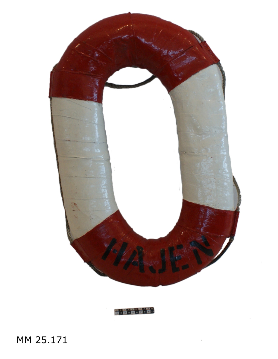 Röd och vit frälsarkrans med texten HAJEN. Oval form.