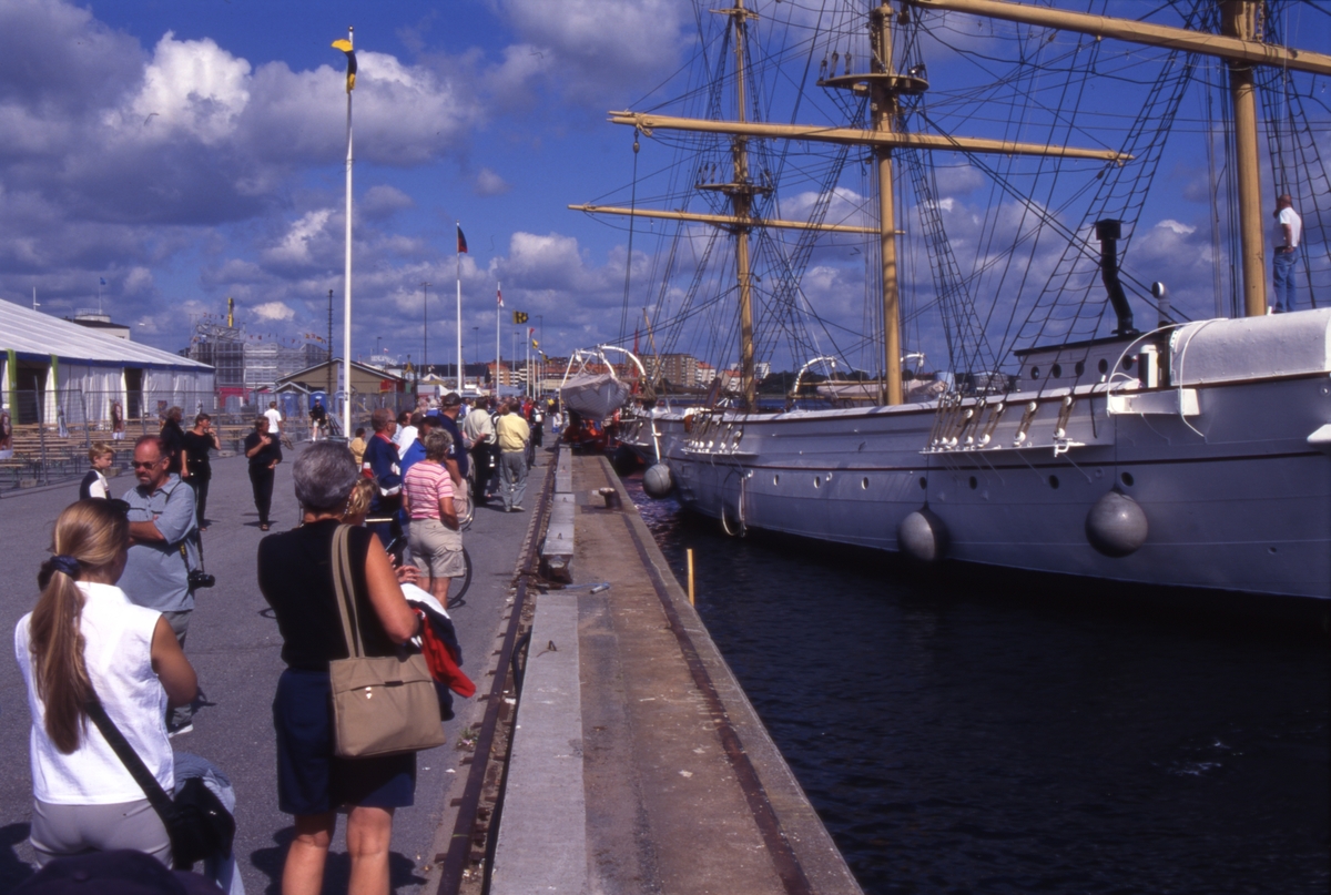 Flyttning av Jarramas från Marinmuseum till Handelshamnen inför Baltic Sail 2000 som äger rum 3-6 augusti.