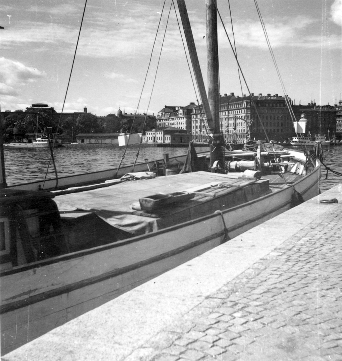 Uppland, Stockholms län, Frötuna skeppslag, Länna socken, vedjakten Pärlan, liggande vid Strandbvägen, Sthlm.