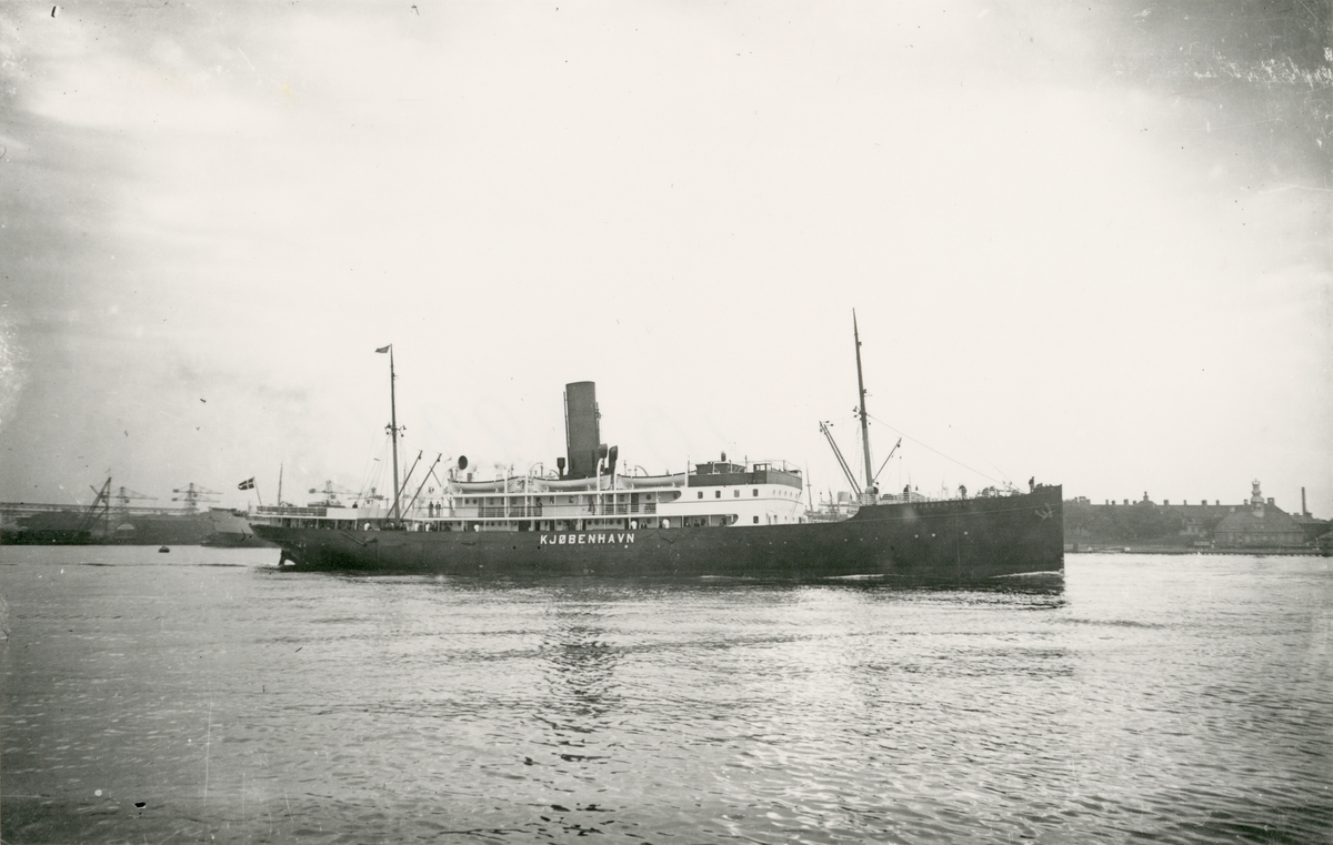 Foto i svartvitt visande passagerarångfartyget Kjöbenhavn i Köpenhamn under 1930-talet