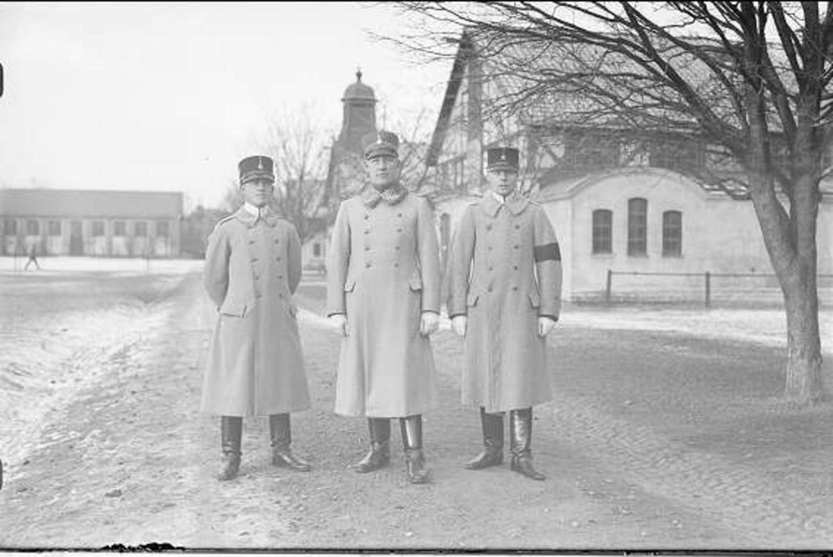 4.skv underofficerare 1934. I mitten fanj C.G. Sjöblom (skvadj) vid hans högra sida serg Sixten Seipel (signuoff) och vid Sjöbloms vänstra sida serg Eric Tiberg (troppchef).
