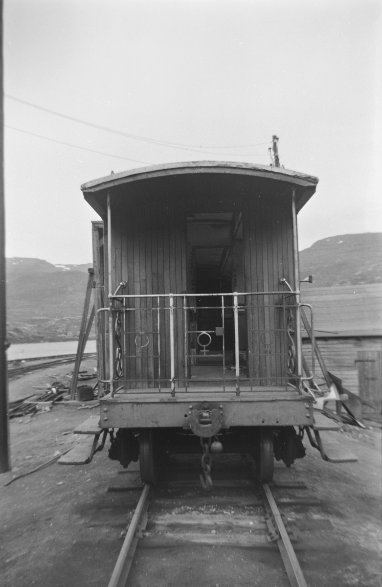 Sulitjelmabanens personvogn BCo 3 på Lomi stasjon