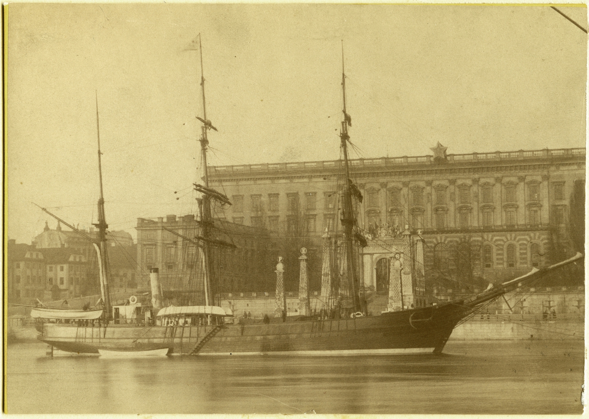 VEGA intill Stockholms slott, april 1880.