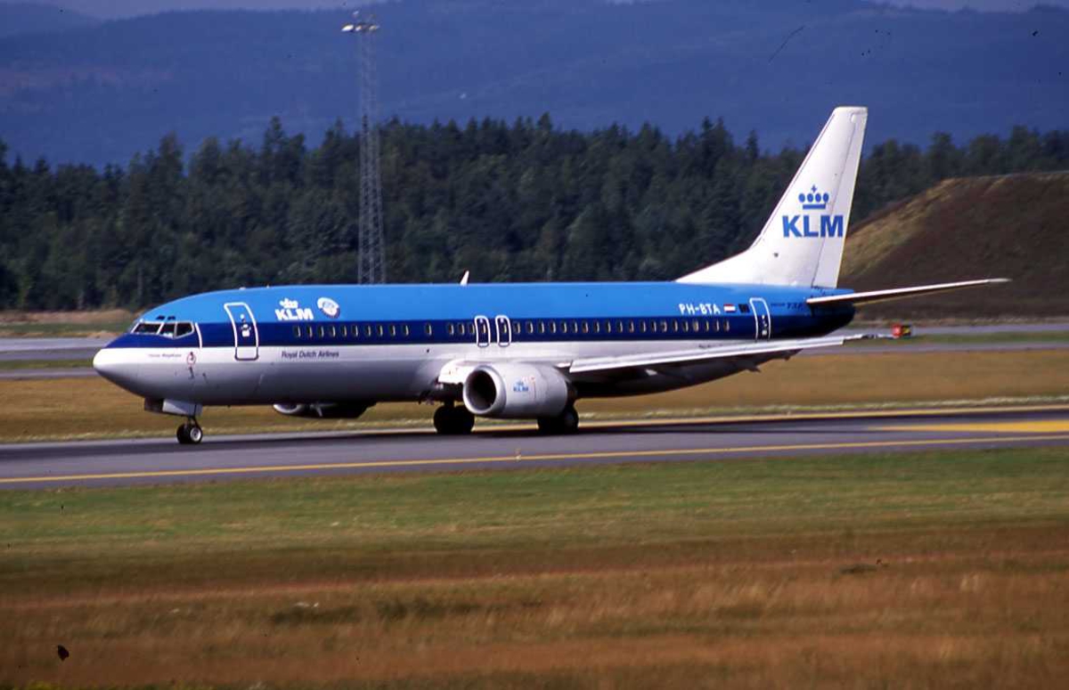 Ett fly på bakken, Boeing 737-406 PH-BTA Fra KLM. OSL Gardermoen, NORGE.