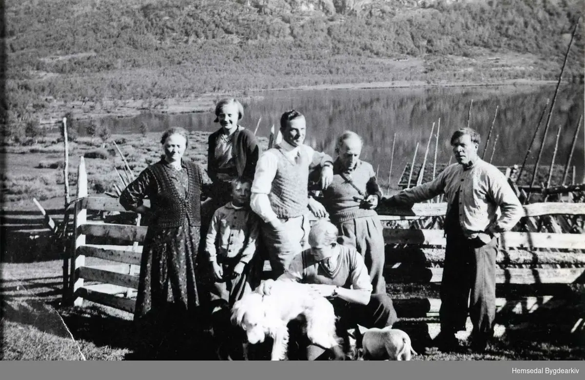 Frå venstre: Oline, Gunhild og Asbjørn Viljugrein 80/4 
Lengst til høgre: Andres Viljugrein.
Dei tre andre er ukjende.
Biletet er tek på Fagerset i Hemsedal i 1936.