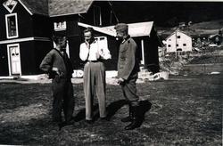 Olav E. Fekene i prat med to tyske soldatar på garden Bruvol
