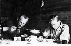 I stølsbua til Viljugrein på Kljåen i Hemsedal i 1941.
Front