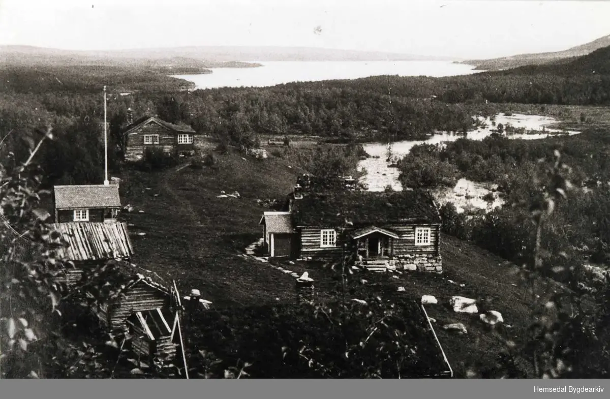 Bubakken (Bubakkjin,dialekt) i Lykkja i Hemsdal før 1935. I bakgrunnen: Tisleifjorden. elva, Nøra, som renn forbi, kjem frå Storevatn.