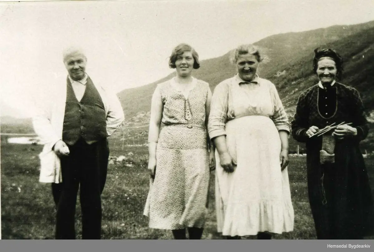 Frå venstre: Eirik, Kristi og Karoline Langehaug  og Rangdi Trøym på Feten i Hemsedal, 1931