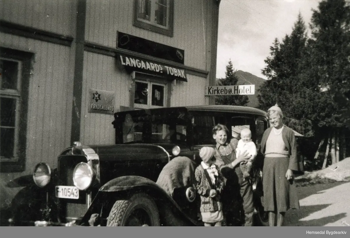 Kirkebø Hotell (seinare Hemsedal Hotell), ca. 1934.
Frå venstre: Margit Sofie Kirkebøen, Ola Kirkebøen, Ingebjørg Gudrun Kirkebøen, Ukjend.