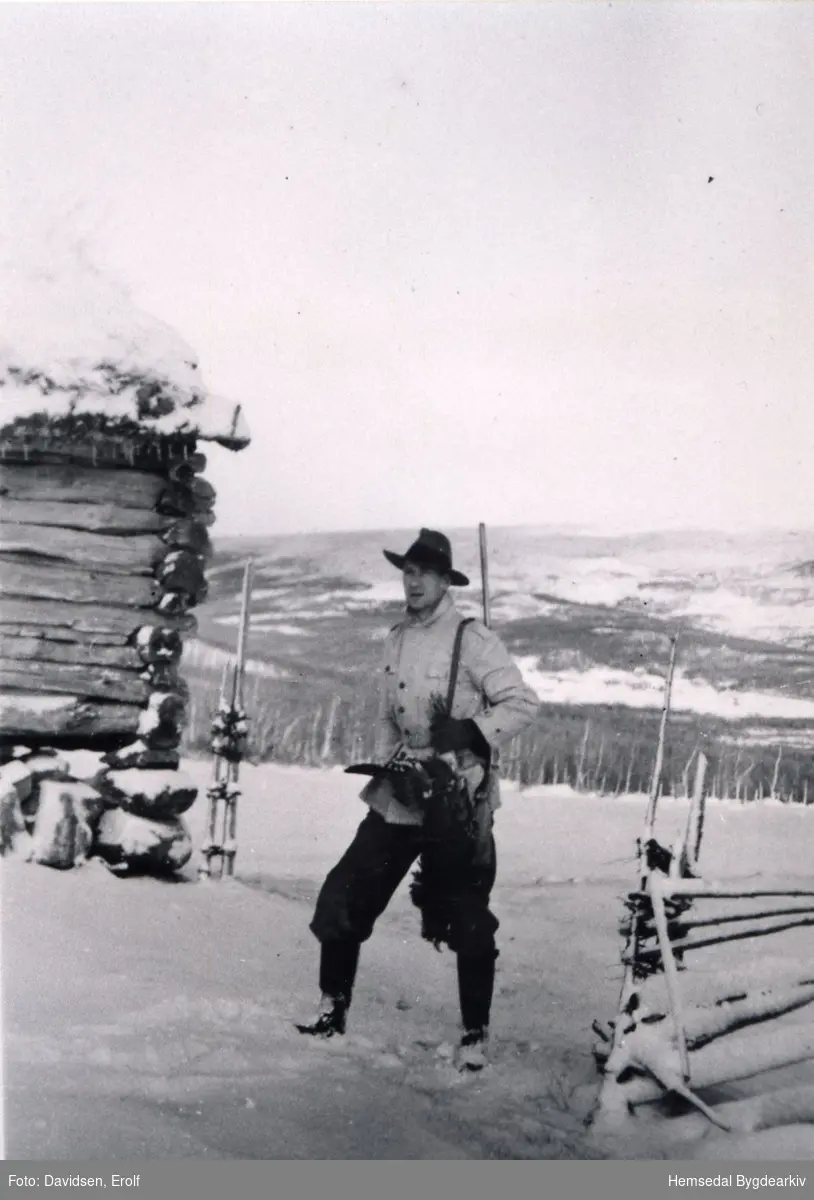 Trygve M. Davidsen kjem att frå jakt i 1943 på Nøreli i Hemsedal.