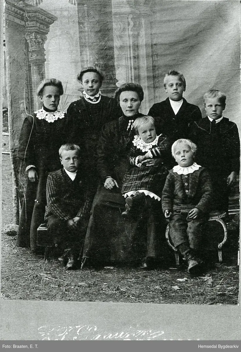 Anne Tuv frå Hemsedal med borna.
Framme frå venstre: Knut, Signe og Olav.
Bak frå venstre: Karoline, Birgit, Trond og Ola