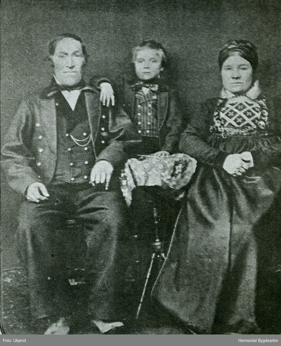 Nils Olsen Brandvold (1827-1876) med kona Margit Eiriksdotter Hulbak (1827-1919)
Fotograf Torbjørn Trageton