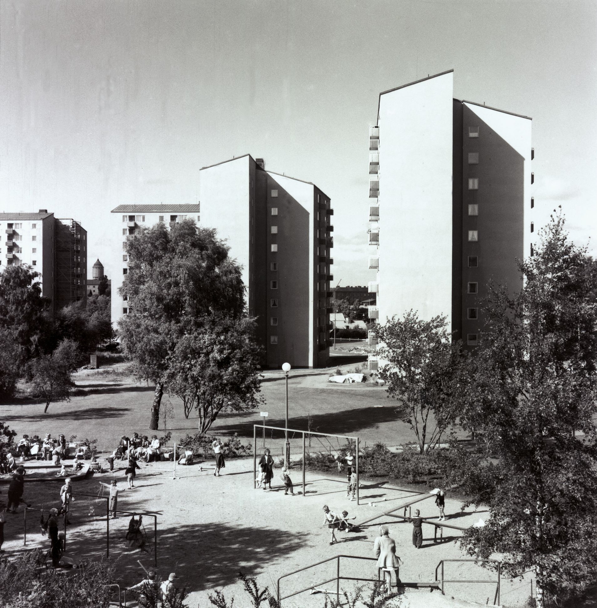 Bostadsområde Södra GuldhedenExteriör, punkthus. Lekplats och träd i förgrunden