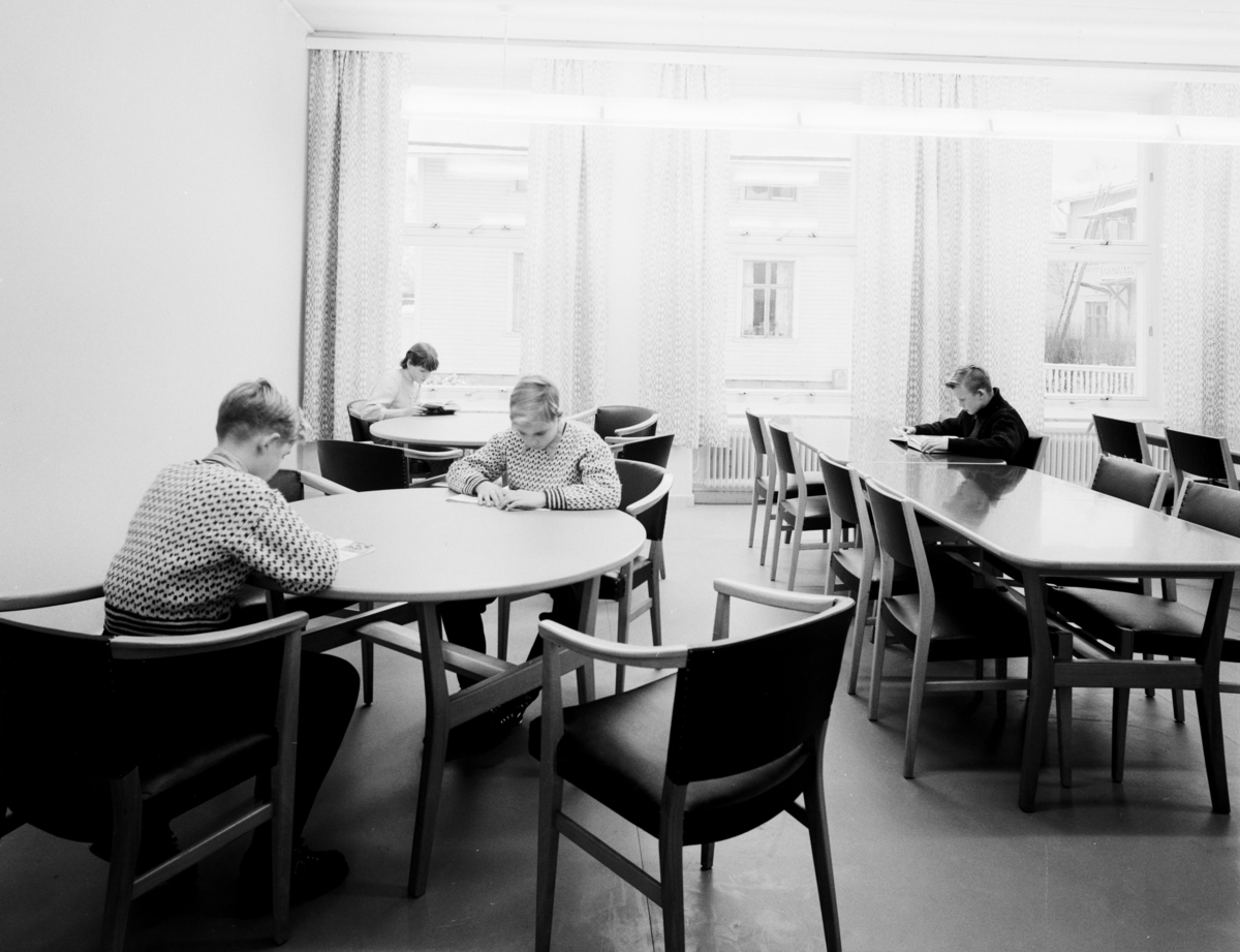Stadsbibliotek i Umeå
Interiör. Läsesal med läsande barn vid olika sittgrupper.