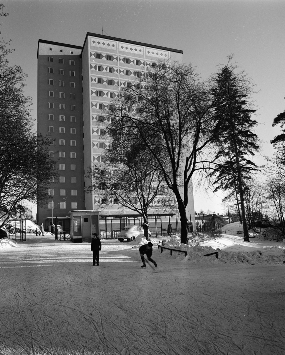 Stadshagsgården, vård- och ålderdomshem
Exteriör, höghus med stort träd vid fasaden och snötäckt mark i förgrunden.