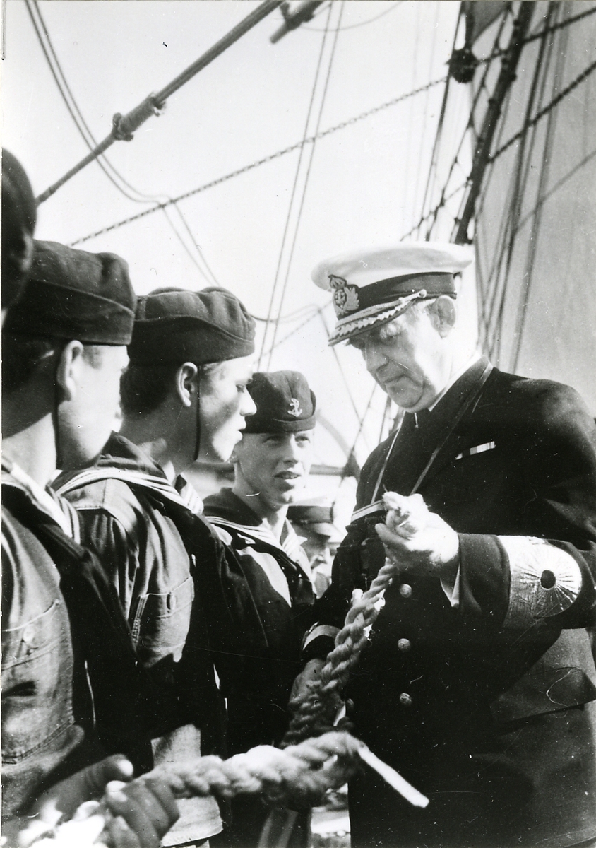 CM, Amiral Tamm inspekterar Flottans Sjömansskola på Jarramas, den 30 augusti 1944.
