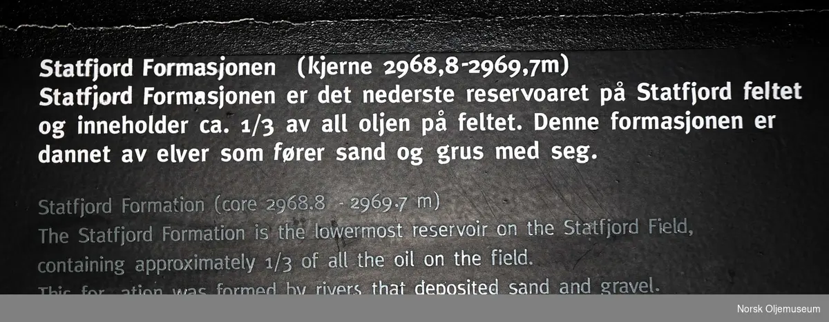 Kjerneprøver fra Statfjordfeltet plassert i monter. Under 33/9-A2 står det Cook formasjonen. Under 33/4-A-23 står det Statfjord Formasjonen Under 33/9-A22 står det Tarbert formasjonen. 