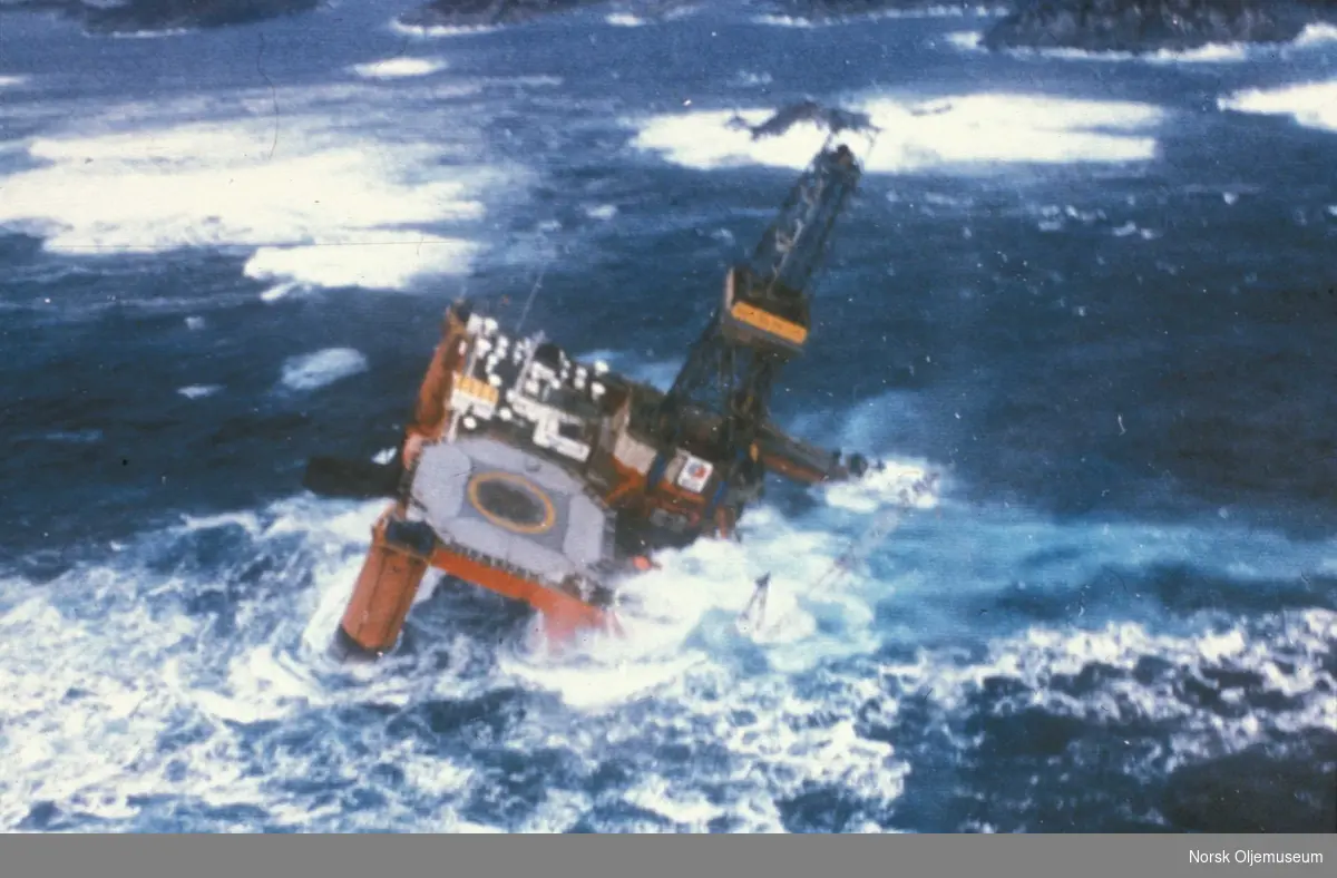 "Deep Sea Driller"-forliset. Oljeriggen gikk på grunn i fjæresteinene på Fedje nord for Bergen.