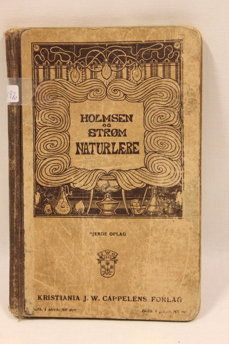 Lærebok. Tittel: HOLMSEN OG STRØM NATURLÆRE. Fjerde opplag. Kristiania J.W. Cappelens forlag.
Boken er trykket i 1910. Inne i permen står skrevet navnene: