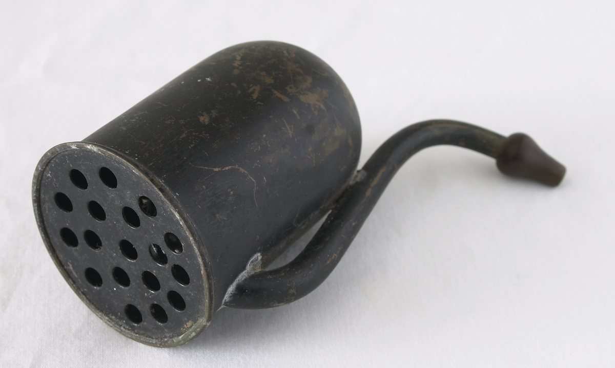 Kristian M Kristiansen gav dette til museet 1996. Hans mor Mathilde Andersen, kjøpte en korg med diverse saker, deriblant dette høreapparatet på auksjonen etter Søren Homme i 1938.