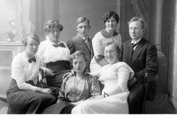 Studioportrett av fem kvinner og to menn.