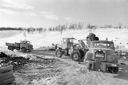 Lastebiler og anleggsmaskiner i arbeid på Aunfjellet. Bildet