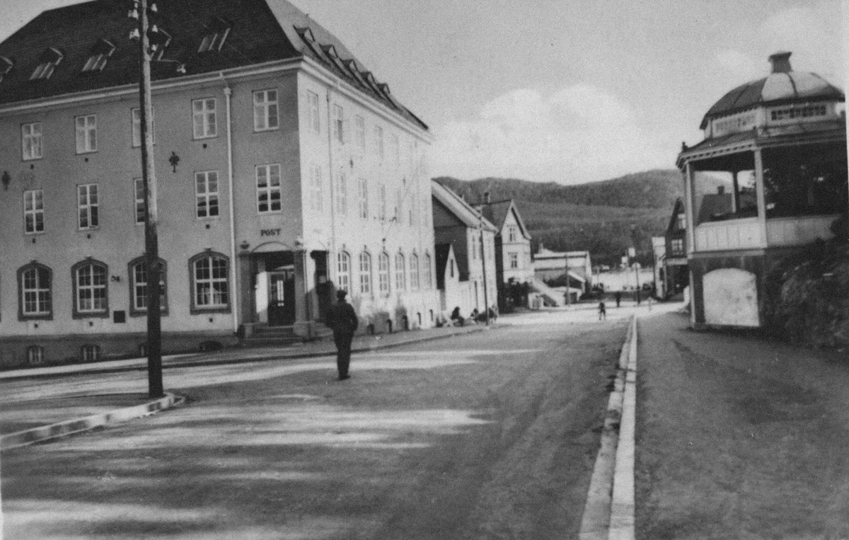 Utsikt nedover Hvedings gate. Til venstre det gamle posthuset, til høyre paviljongen i generalhagen.