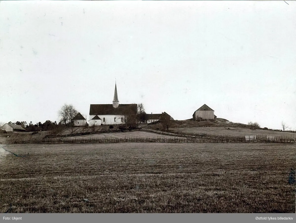 Skjeberg kirke og prestegård sett  fra nord, ca. 1880.
