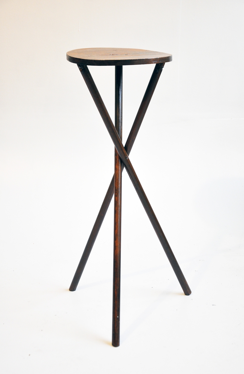 Form: Rund bordplate på 3 bein i kryss
