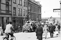 Da freden "brøt løs" i 8.mai 1945.
Pyntet lastebil i St.Mar