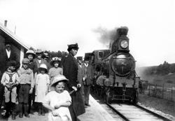 Stasjonsmester Jenny Elise Hansen (f. 18 nov. 1894).  på Kna