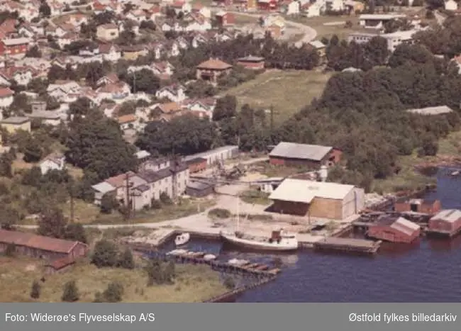 Gressvikpiren ved Gressvikfloa, i Onsøy,  hvor Byferga i Fredrikstad legger til i Vesterelva. Adresse: Julius Jacobsens vei 22, Gressvik.