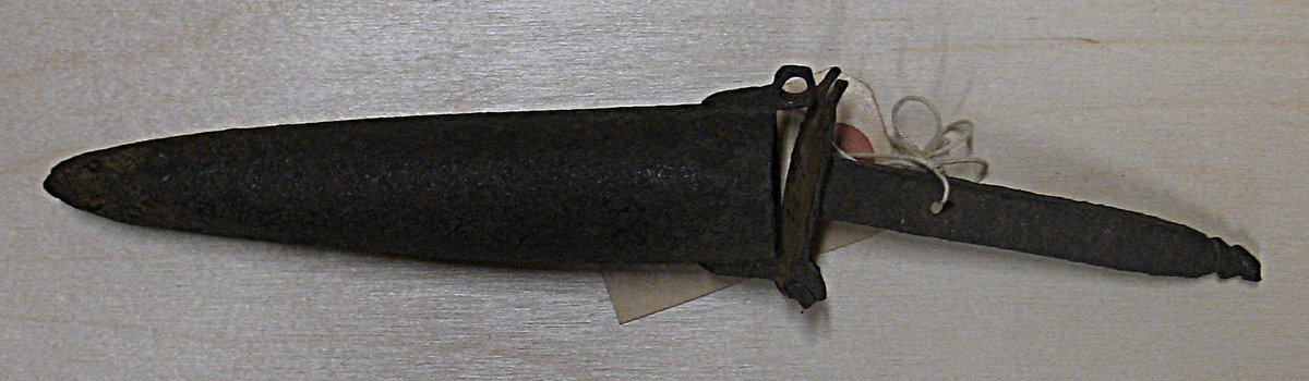 Cylindreformat strykjärn med lock, från Horred, Västergötland. I kolven placerades i regel ett lod som värmde strykjärnet inför strykningen.